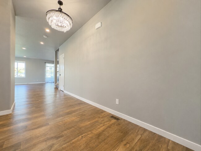 Building Photo - 1816 S Ridgetop Dr