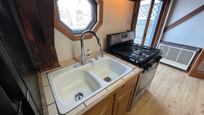 Building Photo - Rustic Single Family Home, Private Deck, Fenced-In Back Yard, Wood Flooring ...