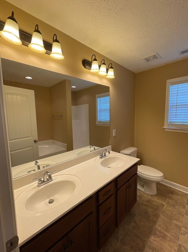 Building Photo - Executive Living!
