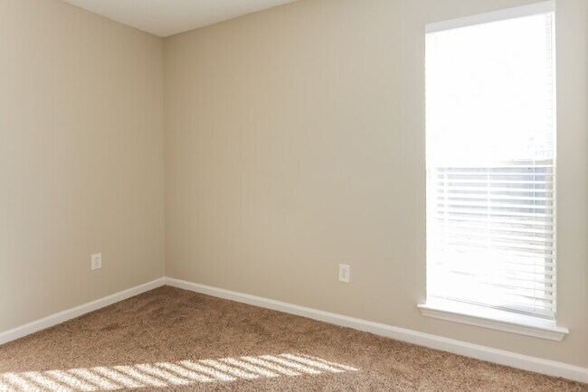 Building Photo - 10953 Oak Leaf Dr