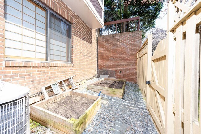 Building Photo - Stunning 4 Bedroom 3 and a Half Bath Bethe...