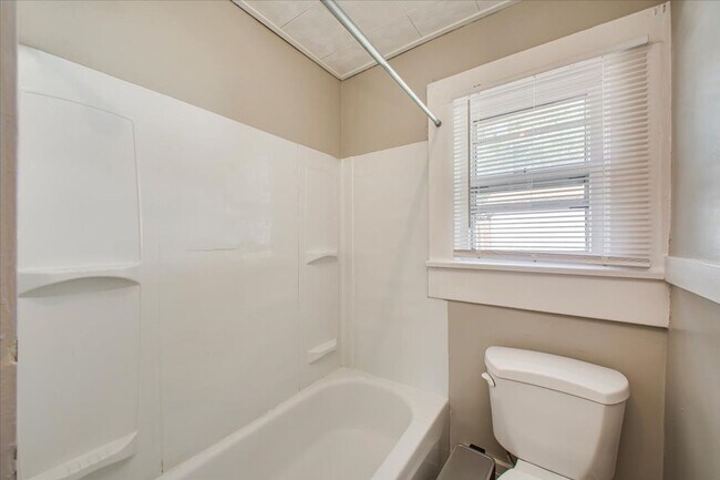 Building Photo - Adorable Guest Cottage in the North End!