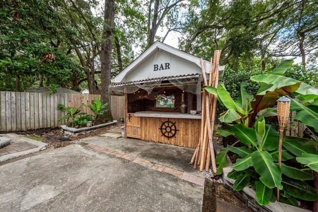 Building Photo - 6 Bedroom, 2.5 Bath House in Drayton on th...