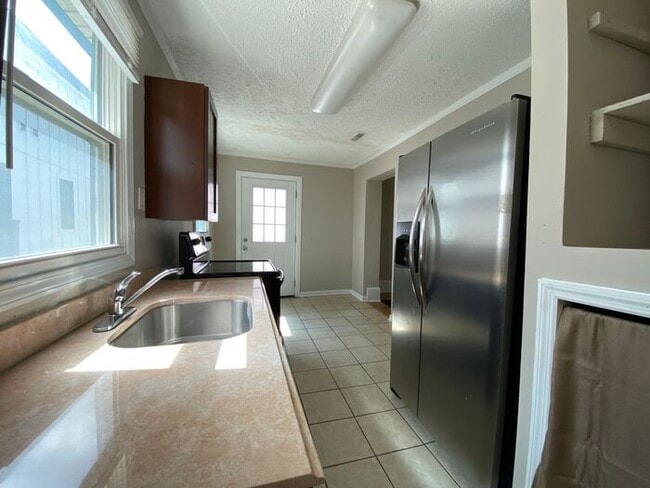 Building Photo - Germantown / Salemtown House for Rent!  2 Beds w/ extra rooms  + 2 full baths!