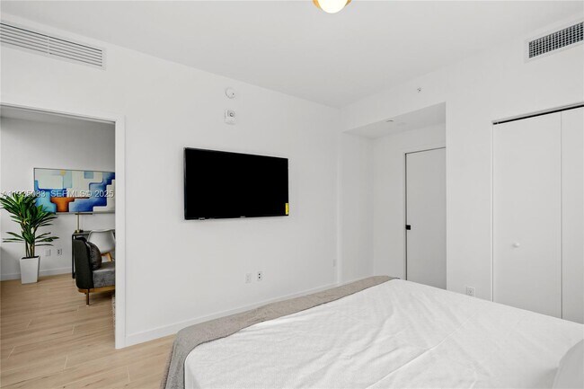 Building Photo - 225 N Miami Ave