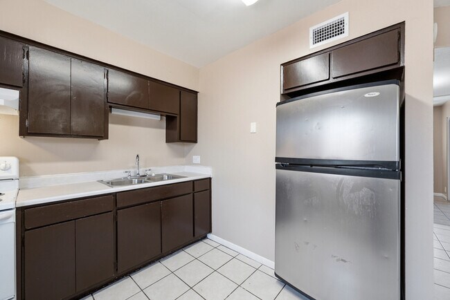 Building Photo - Centrally Located Townhome