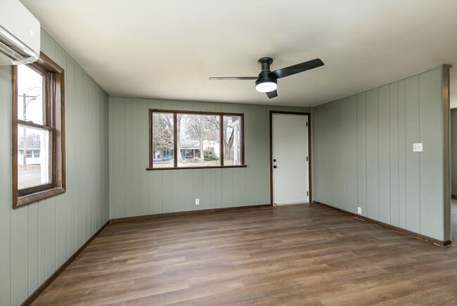 Building Photo - 2 Bedroom 1 Bathroom Home Located within w...