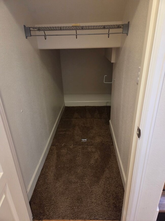 Building Photo - 2 story townhome close to trails! MOVIE IN SPECIAL