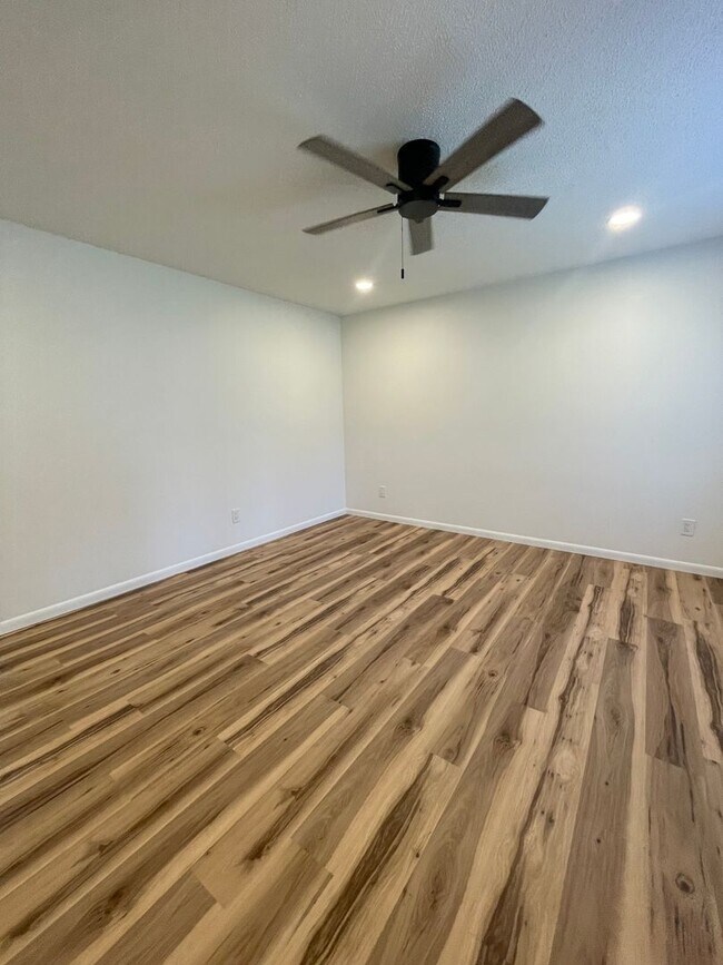 Building Photo - Great Location 3 bedroom 1 bath 1car garage