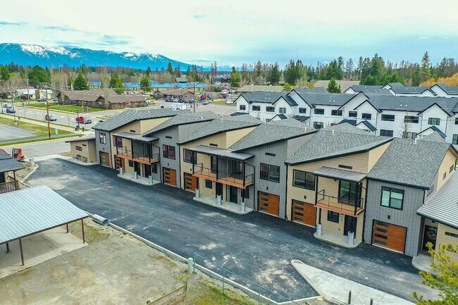 Building Photo - Whitefish townhouse for rent! 3 bed 2.5 ba...