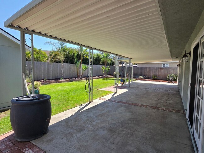 Building Photo - E. Ventura 4+2.5 Single Family Home w/ man...