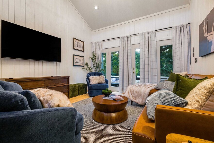 Building Photo - 2420 Hopkins Dr