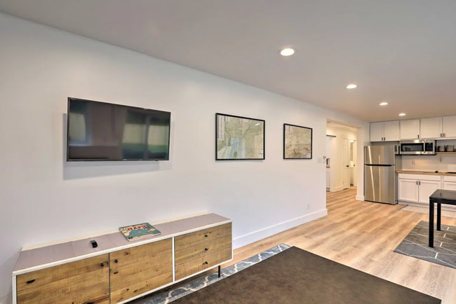 Building Photo - Black Mountain Furnished Lower Level Apart...