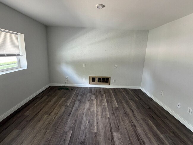 Building Photo - Updated 3 bedroom/2 Full Bath Huber Heights Ranch