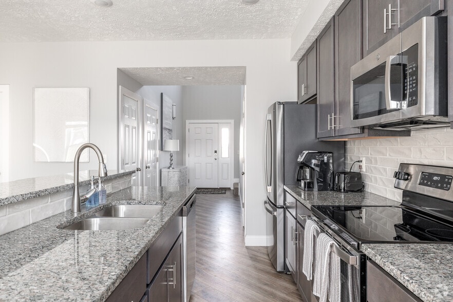 2BR, 2.5BA - 2,000SF - Kitchen - 3396-3442 Summers Gate Dr