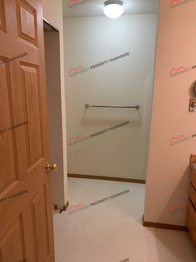 Building Photo - r95