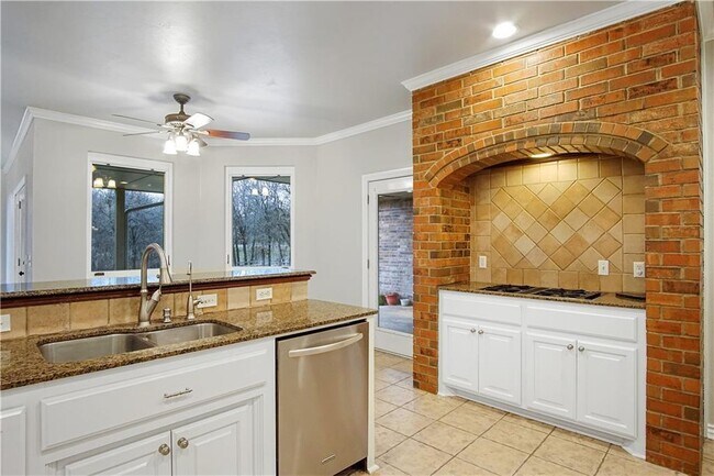 Building Photo - 9417 Forest Dale Dr