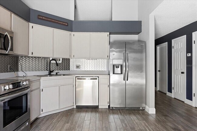 Building Photo - 5517 Loma Vista Dr E
