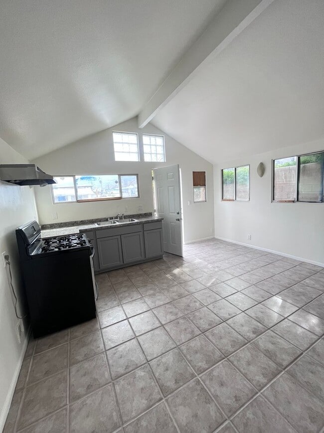 Building Photo - AVAILABLE NOW- Studio with private yard