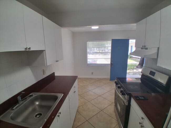 Building Photo - 401 SW 13th Pl
