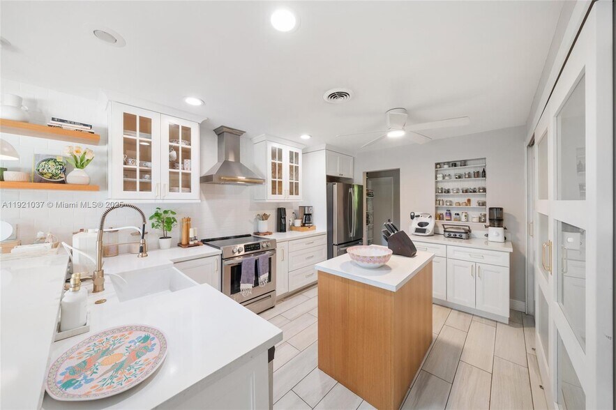 Building Photo - 341 Island Dr