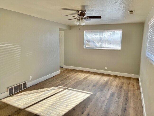 Building Photo - 342 W 4 plex