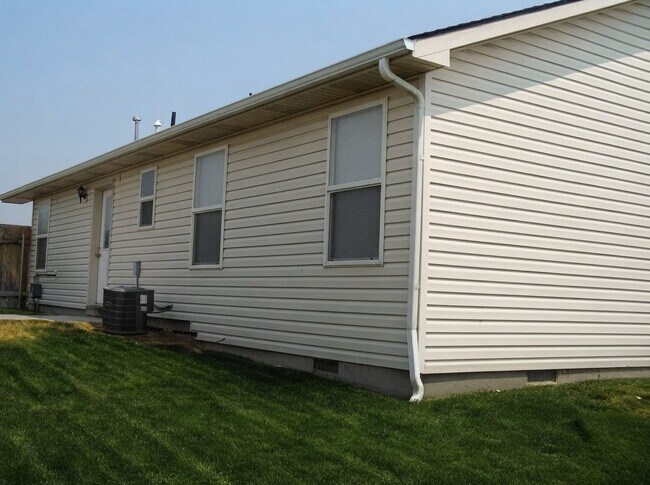 Building Photo - 1129 NE Saddleridge St