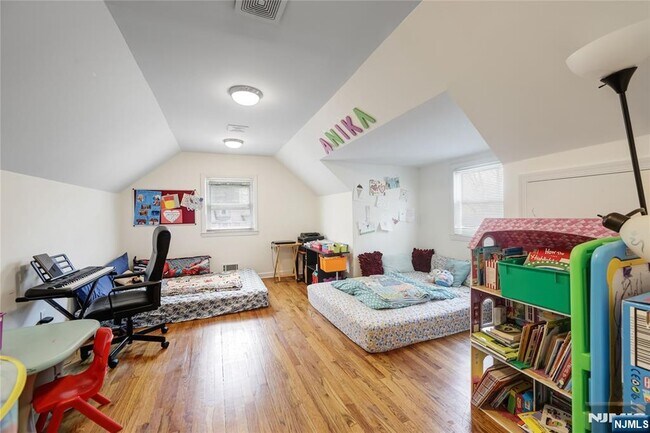 Building Photo - 122 Village Cir W