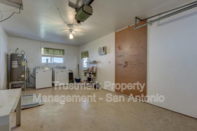 Building Photo - 120 Travis St