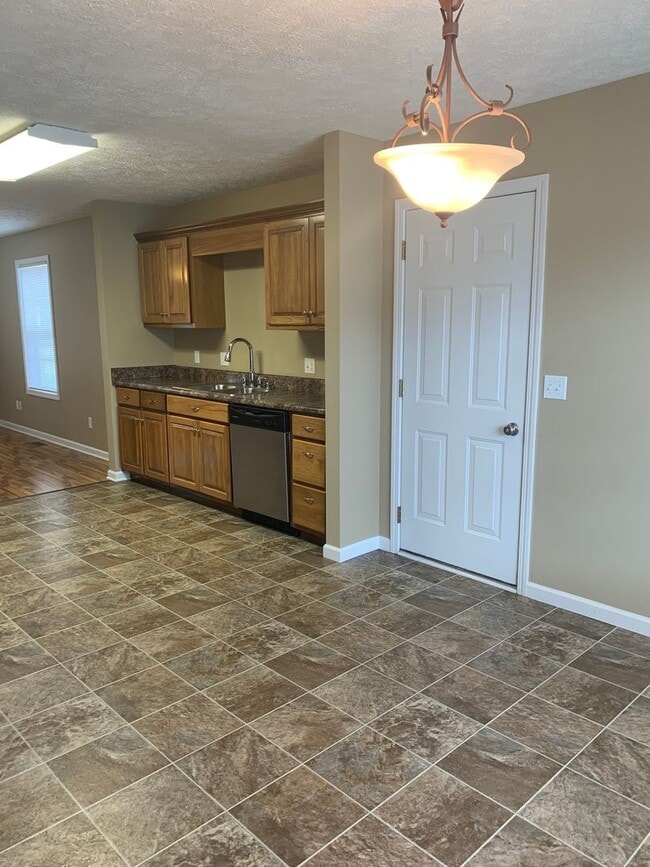 Building Photo - 3 Bedroom in GREAT LOCATION in the Center ...