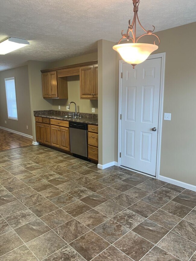 Building Photo - COMING SOON...3 Bedroom in GREAT LOCATION in the Center of Town!