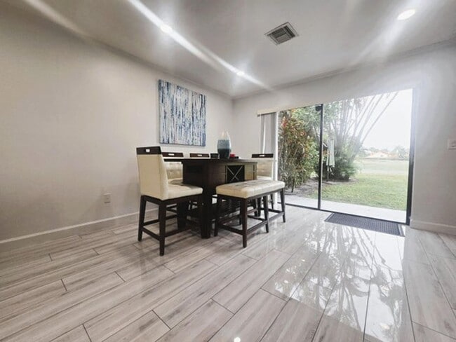 Building Photo - 5885 Northpointe Ln