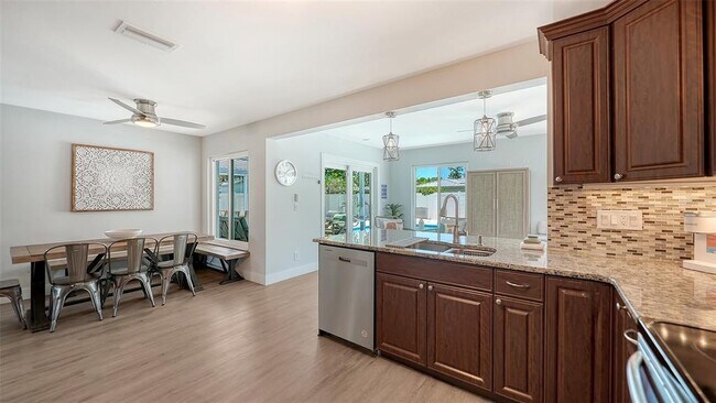 Building Photo - 1302 Mango Ave