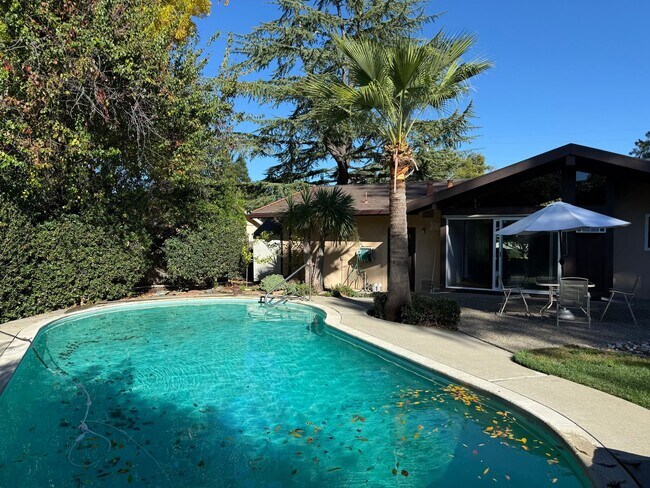 Building Photo - Desirable St Francis Neighborhood