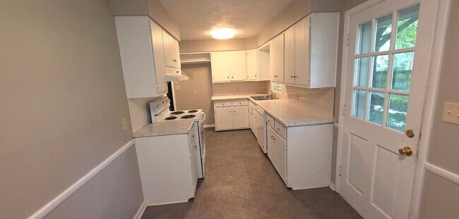 Building Photo - Nice brick 3 bedroom home! $1250! Large fenced yard!