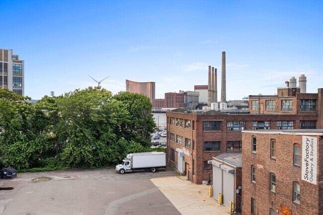 Building Photo - 528 Medford St