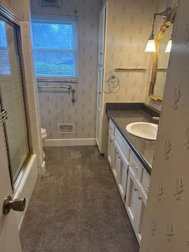 Building Photo - Spacious home with carport and garage!