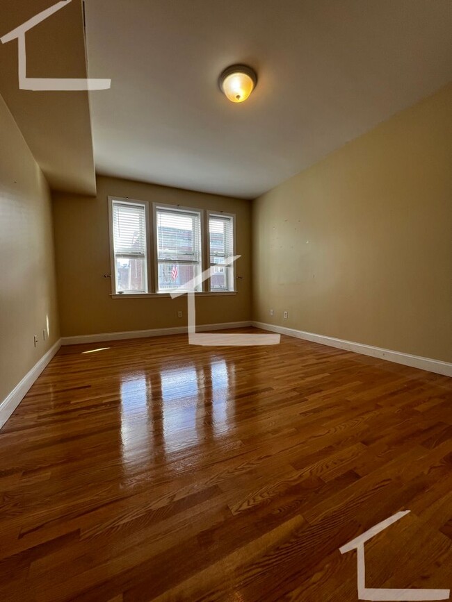 Building Photo - 9/1/25 Amazing South Campus 4BR/2BA w/balc...