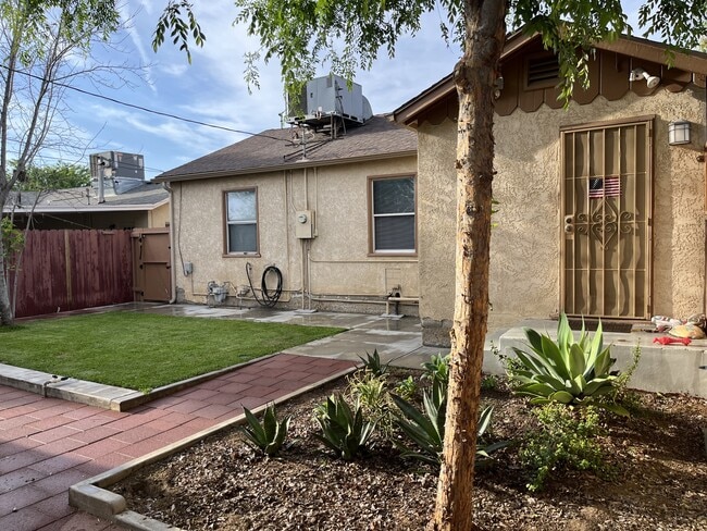 Building Photo - 901 Castaic Ave