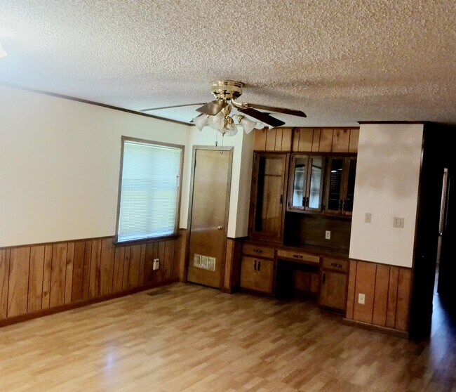 Building Photo - 600 Paw Paw Rd