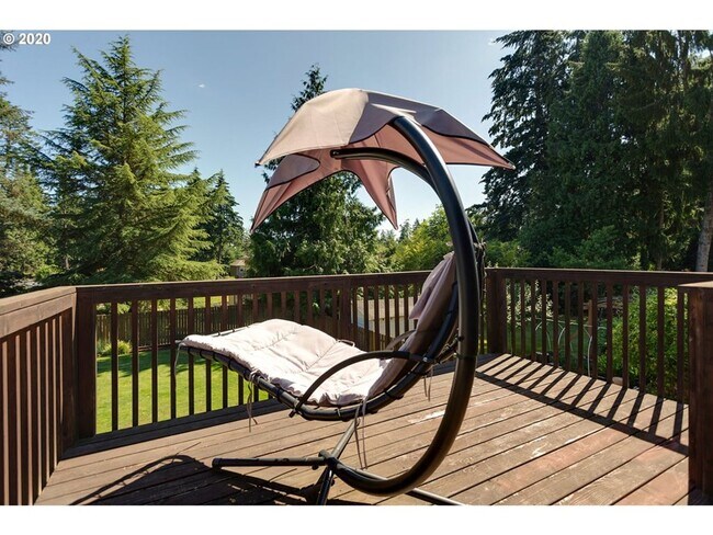 Building Photo - LAKE OSWEGO/LAKE GROVE LARGE UPDATE HOME O...