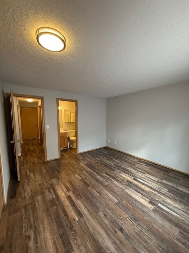 Building Photo - Single Level House - Move-in Ready Early July