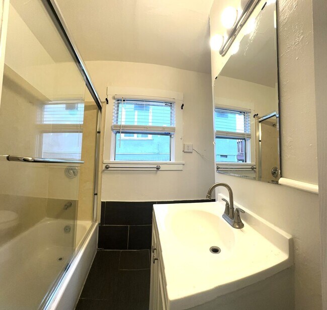 Building Photo - 1321