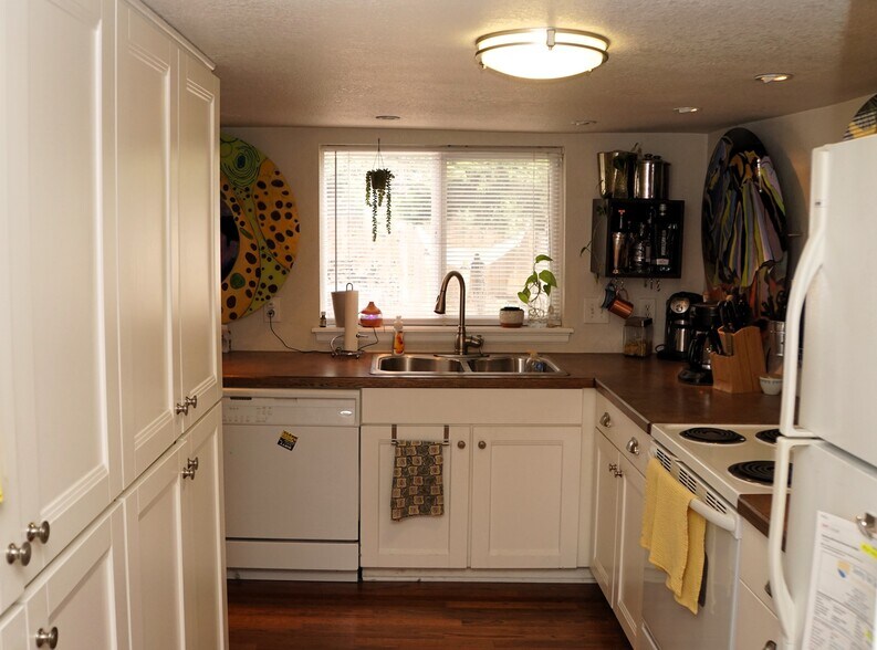 Building Photo - 7 5th Ave