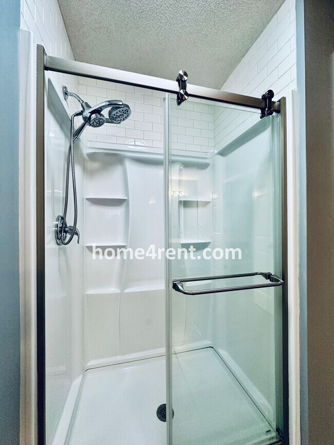 Building Photo - Elegant Cul-de-Sac Retreat with 5th Bedroo...