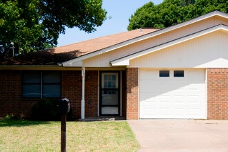 Building Photo - 111 Briarwood Ln