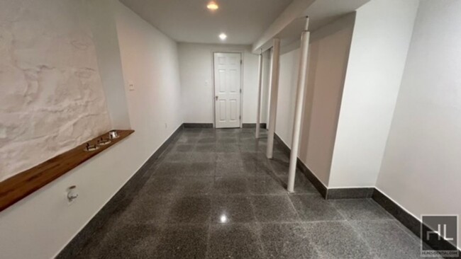 Building Photo - NEWLY RENOVATED BEAUTIFUL 2 BEDROOMS WITH ...