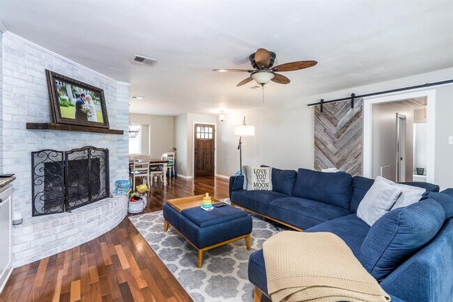 Building Photo - 9127 Highcrest Dr