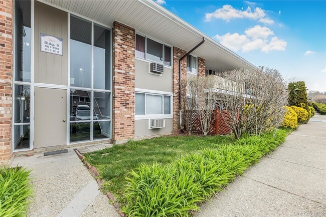 Building Photo - 914 Old Country Rd