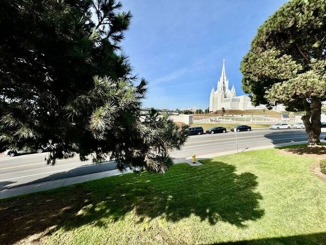 Building Photo - Beautifully Upgraded 2-Bedroom Condo in La Jolla Colony